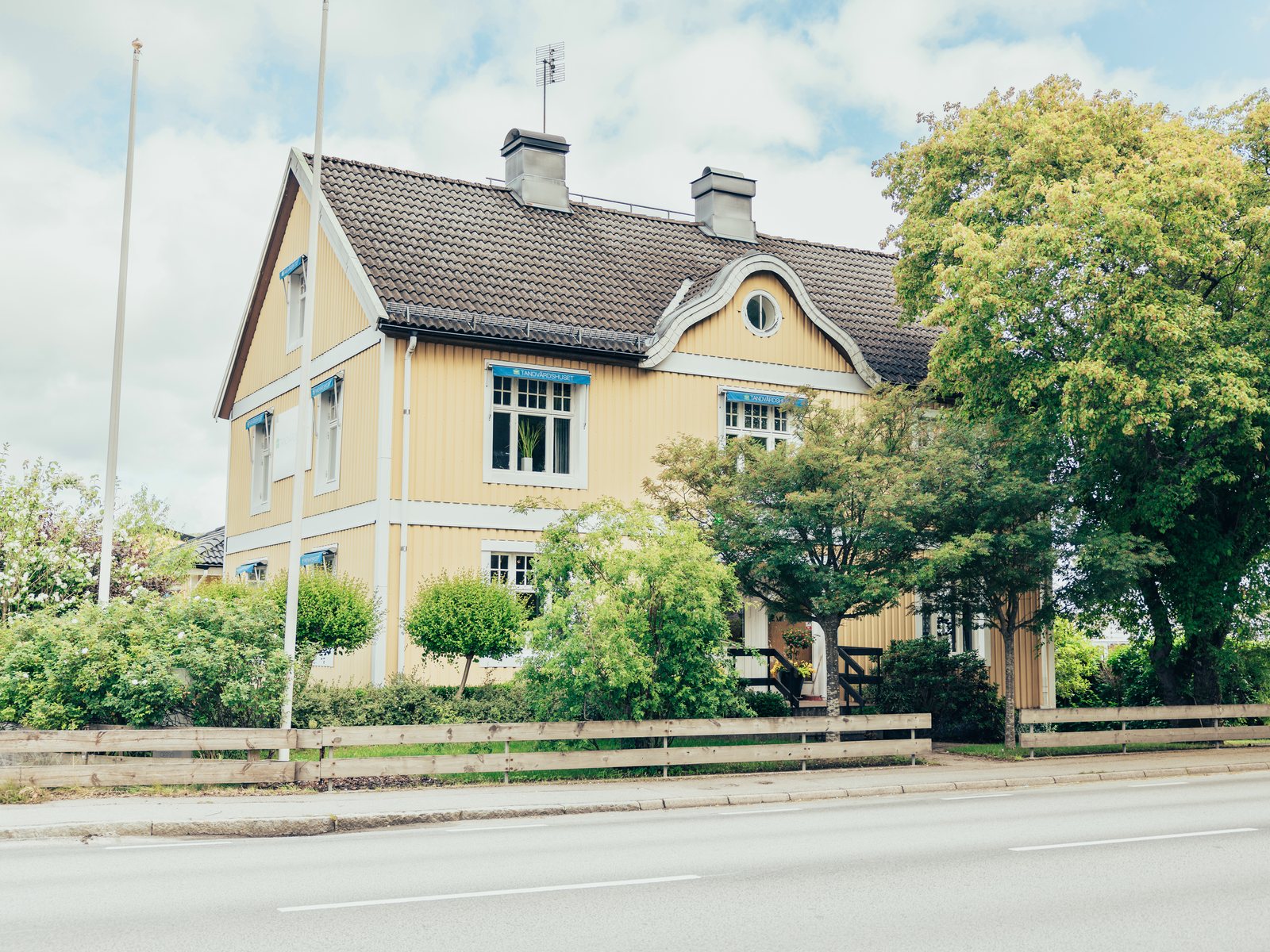 Tandvårdshusets gula hus på Danska vägen i Älmhult