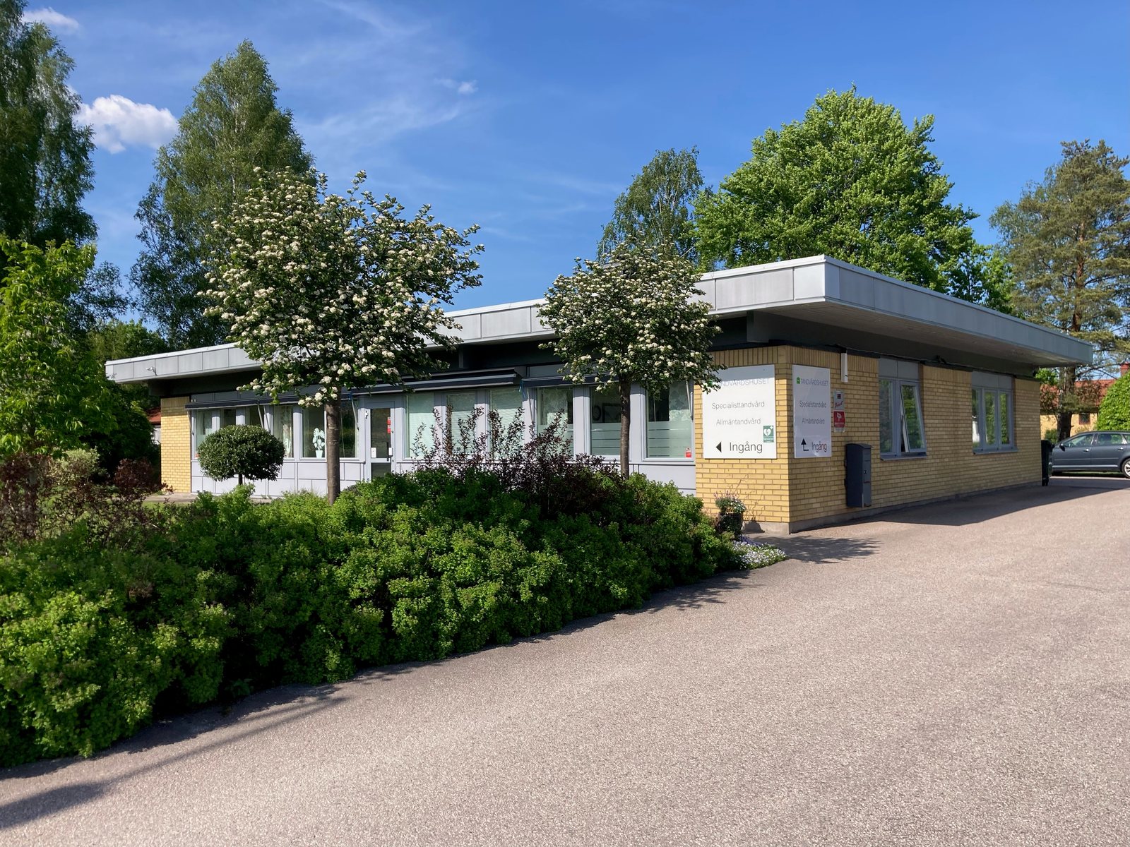 Tandvårdshusets mottagning i Ljungby med gångvägen framför byggnaden