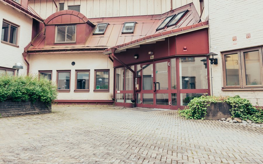 Gården och entrén till Tandvårdshuset i Alvesta