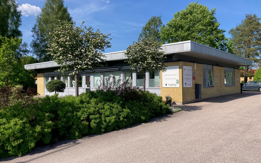 Tandvårdshusets mottagning i Ljungby med gångvägen framför byggnaden