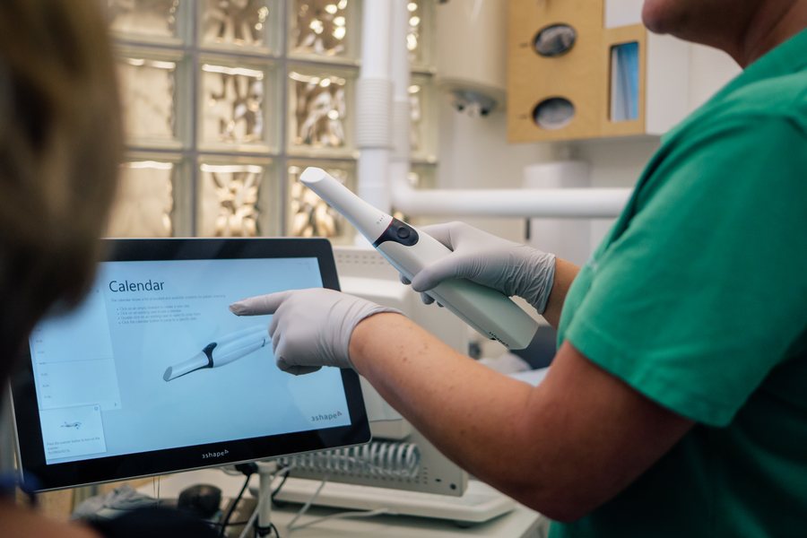 Digital scanning: tandläkaren visar skanningen på skärmen